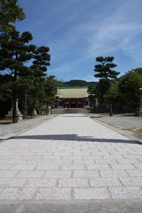 参道の石畳をコンクリートから