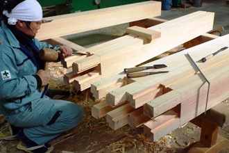 鳥羽瀬社寺建築　製材工場にて