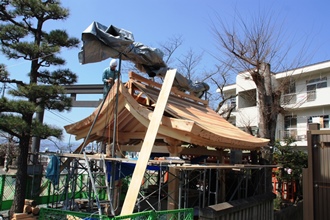 丸太を覆うように屋根板を取り付け