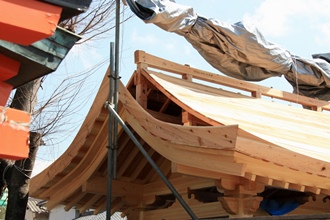 丸太を覆うように屋根板を取り付け