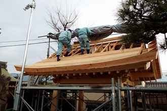 棟札を納める宮大工