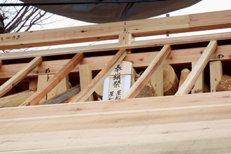 棟に鎮まる棟札