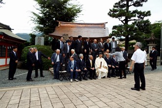 平成30年6月29日　竣工式後の記念撮影
総代会並びに高額寄進者のみなさまと